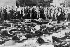 Civilians and German soldiers looking at the massacre of 68 Jews in the Lietukis garage of Kaunas (Lithuania) on June 25 or 27, 1941