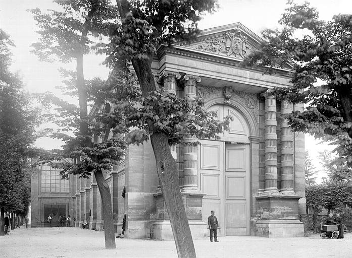 East facade of Pavillon du Jeu de Paume in Jardin des Tuileries, Paris