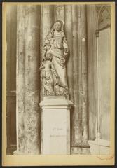 Facade of Cathédrale Saint-André de Bordeaux with sculpture of Sainte Anne and the Virgin from the 15th century