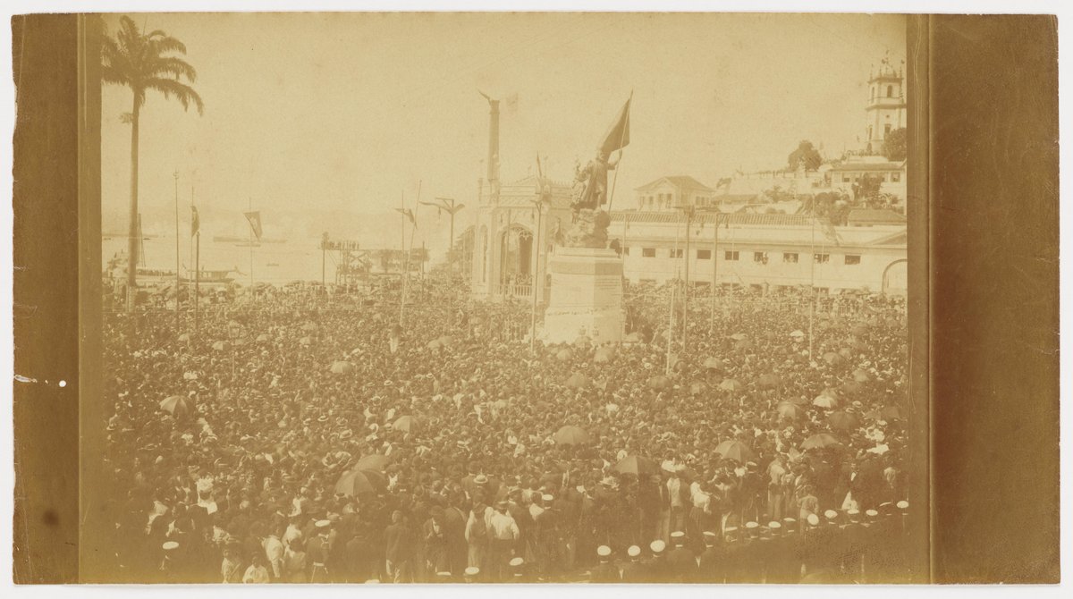 Inauguration celebration of the monument honoring Pedro Álvares Cabral with crowd and ceremony
