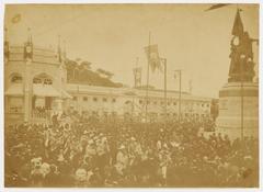 Inauguration ceremony of the monument honoring Pedro Álvares Cabral with a group of people gathered outdoors