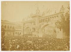 Inauguration ceremony of the monument honoring Pedro Álvares Cabral with a crowd gathered around