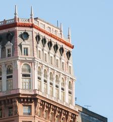 Modern residential building in São Paulo with balconies and large windows under a clear blue sky