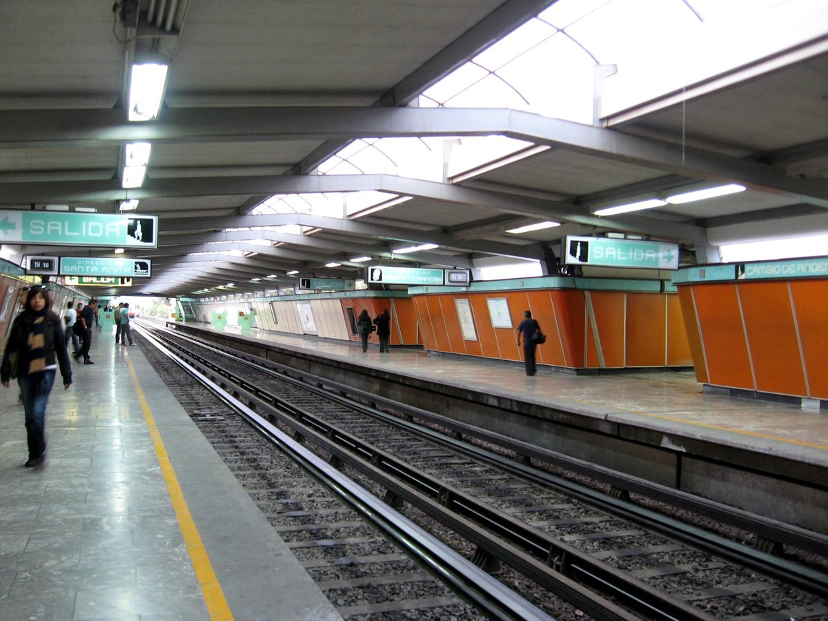 Platform of Metro station Fray Servando looking north on Line 4 in Mexico City