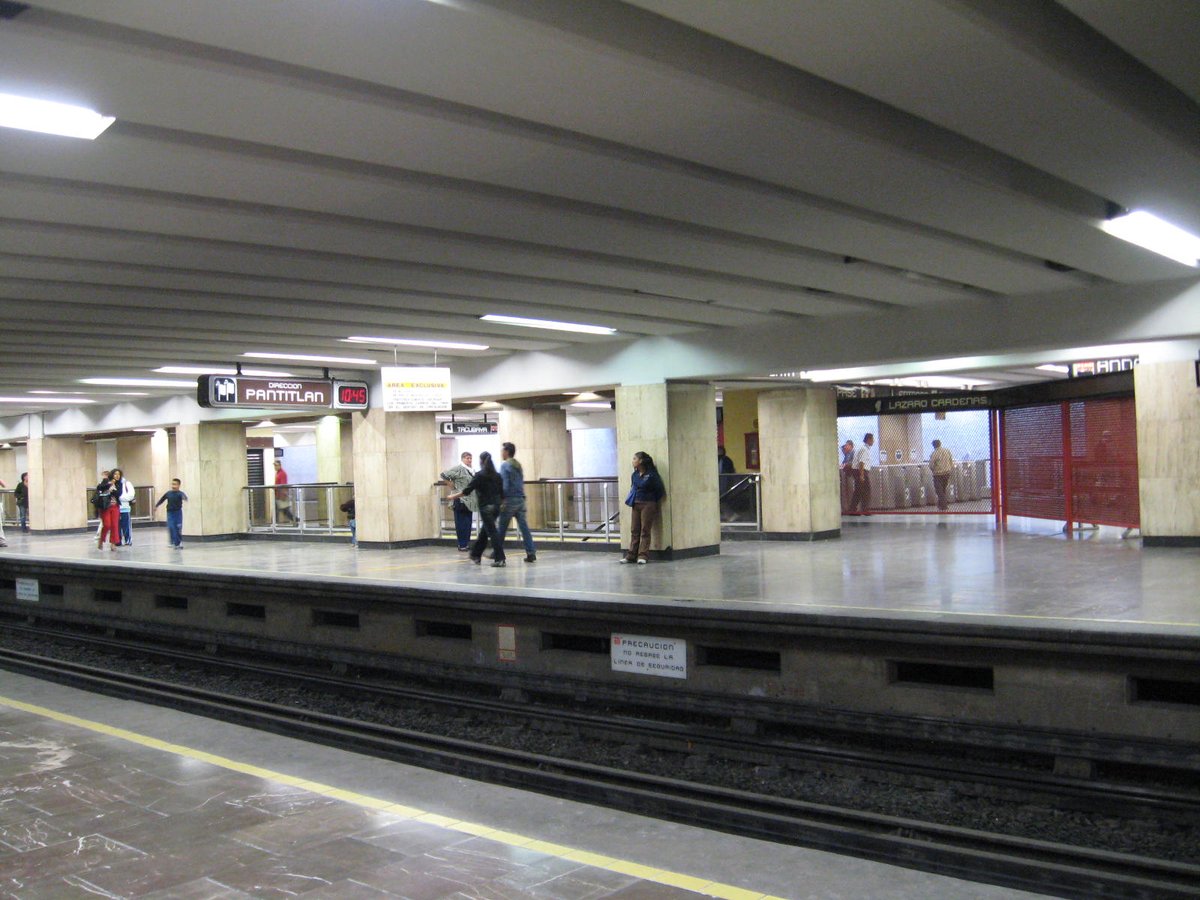Lázaro Cárdenas metro station west platform in Mexico City