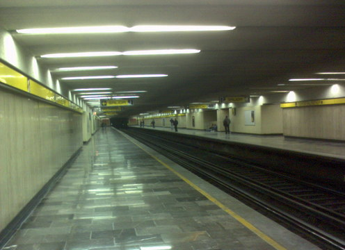 Mexico City Metro Terminal Aérea station platforms line 5