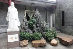 Rock garden with a statue of Su Shi in the Temple of the Six Banyan Trees