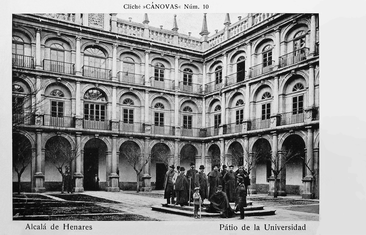 Black and white photo of the Patio de Santo Tomás de Villanueva at Colegio Mayor de San Ildefonso, University of Alcalá, Spain