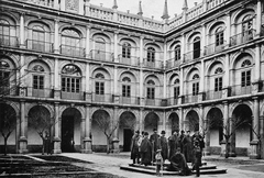 Black and white photo of the Patio of Santo Tomás de Villanueva at Colegio Mayor de San Ildefonso, Universidad de Alcalá