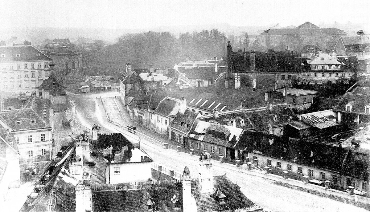 Historic view of Alserbachstraße with buildings from numbers 2 to about 12 on the right side in Vienna's Alsergrund district, looking from a building on Nußdorfer Straße towards the market hall, with Palais Liechtenstein visible in the background.