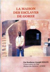 Scanned cover of the brochure 'La Maison des esclaves' by Boubacar Joseph Ndiaye with historical imagery