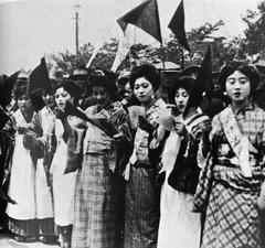 Photograph of waitress union members participating in the 7th May Day rally in Nakanoshima Park, Osaka, May 1926