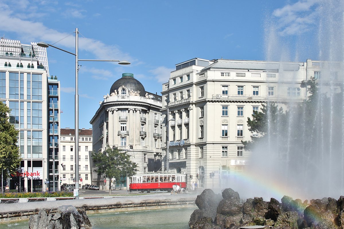 Historical Vienna tram K 2283 at Hochstrahlbrunnen fountain during 100-year celebration