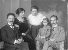 Black and white family portrait of Gesine Polak-Van Gelder, Hans Polak, Henriëtte Antoinette Polak-Schwarz, Leonard Polak, and Wilhelm Polak, 1917
