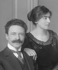 Black and white portrait of Henriëtte Antoinette Polak-Schwarz and Leonard Leo Polak in 1917