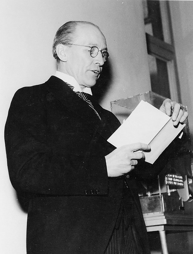 Anders Örne speaking at the inauguration of the stamp exhibition at the Post Museum on March 3, 1944