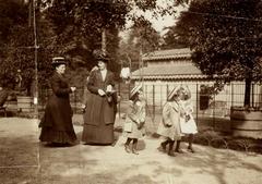 Two women and three children visiting Artis zoo in Amsterdam, 1910