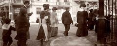 Visitors walking towards Artis zoo in Amsterdam during Kwartjesdag in 1910