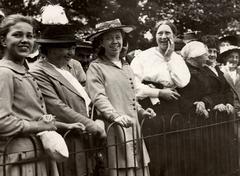 Visitors of Artis zoo in Amsterdam smiling at the camera in 1917