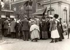 Queue of visitors waiting to enter Artis Zoo in Amsterdam, 1919
