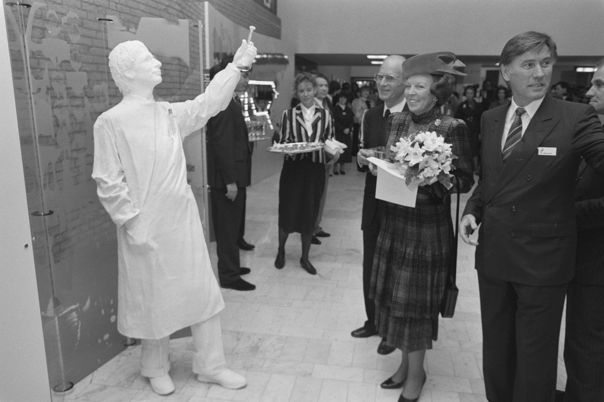 Queen Beatrix inaugurates European Patent Office in Rijswijk with plaster sculpture of an inventor