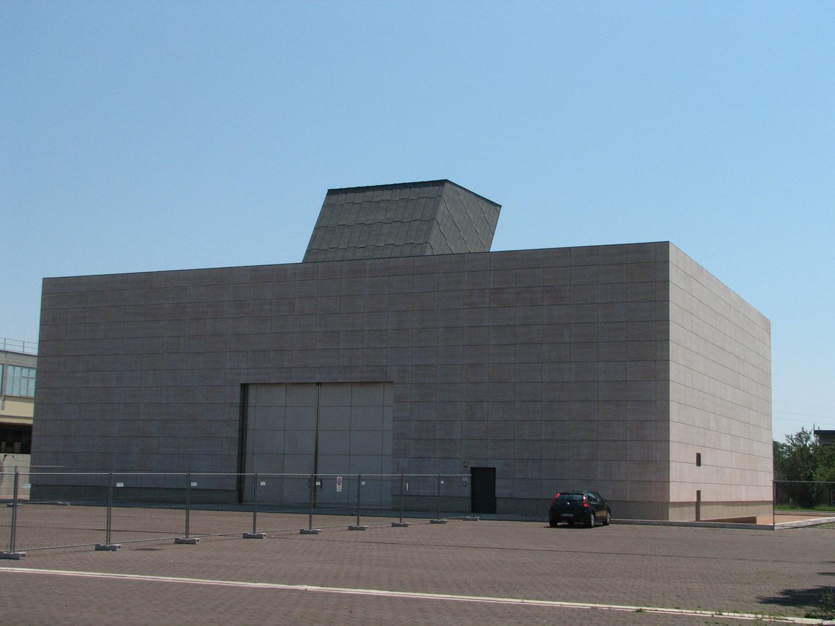 Laboratorio dei materiali I.U.A.V. workshop in Mestre with various scientific equipment and workstations