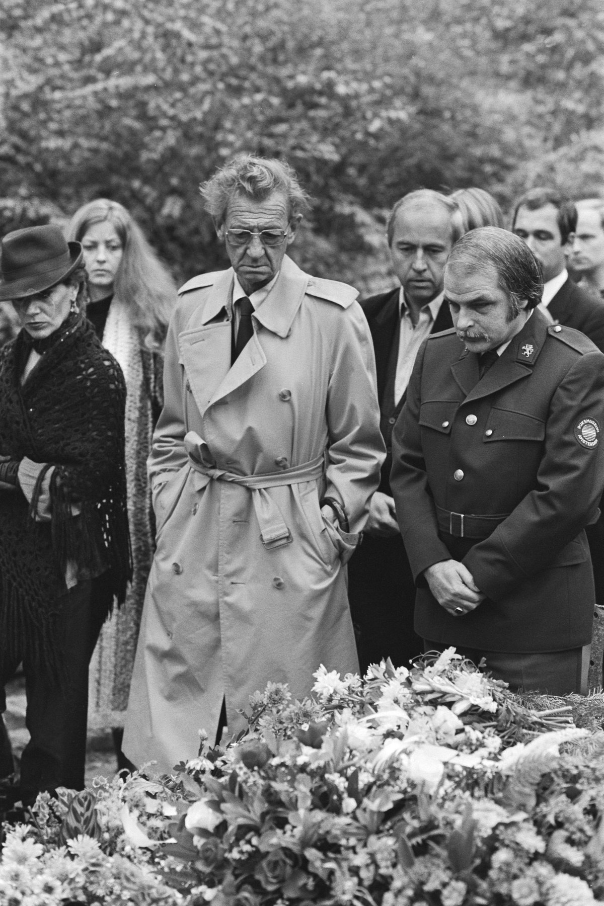 Simon Carmiggelt standing next to a Rijksmuseum usher at painter Carel Willink's funeral in Amsterdam 1983