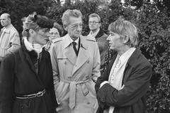 Simon Carmiggelt talking with artist Aat Veldhoen at the funeral of painter Carel Willink in Amsterdam, 1983