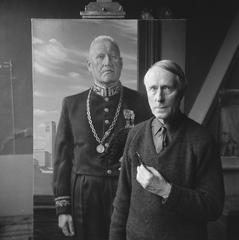 Painter Carel Willink standing in front of his portrait painting of Hilversum mayor Joost Johannes Gerardus Boot