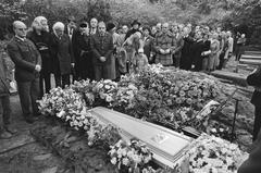 Sylvia Willink-Quiël and Jan Willink standing next to Carel Willink's grave at his funeral in Amsterdam