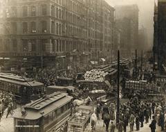 Busy street scene at the intersection of Dearborn and Randolph in 1909 with pedestrians and streetcars