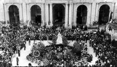 People mourning Queen Victoria at her statue in Piazza Tesoreria, Valletta, August 1901