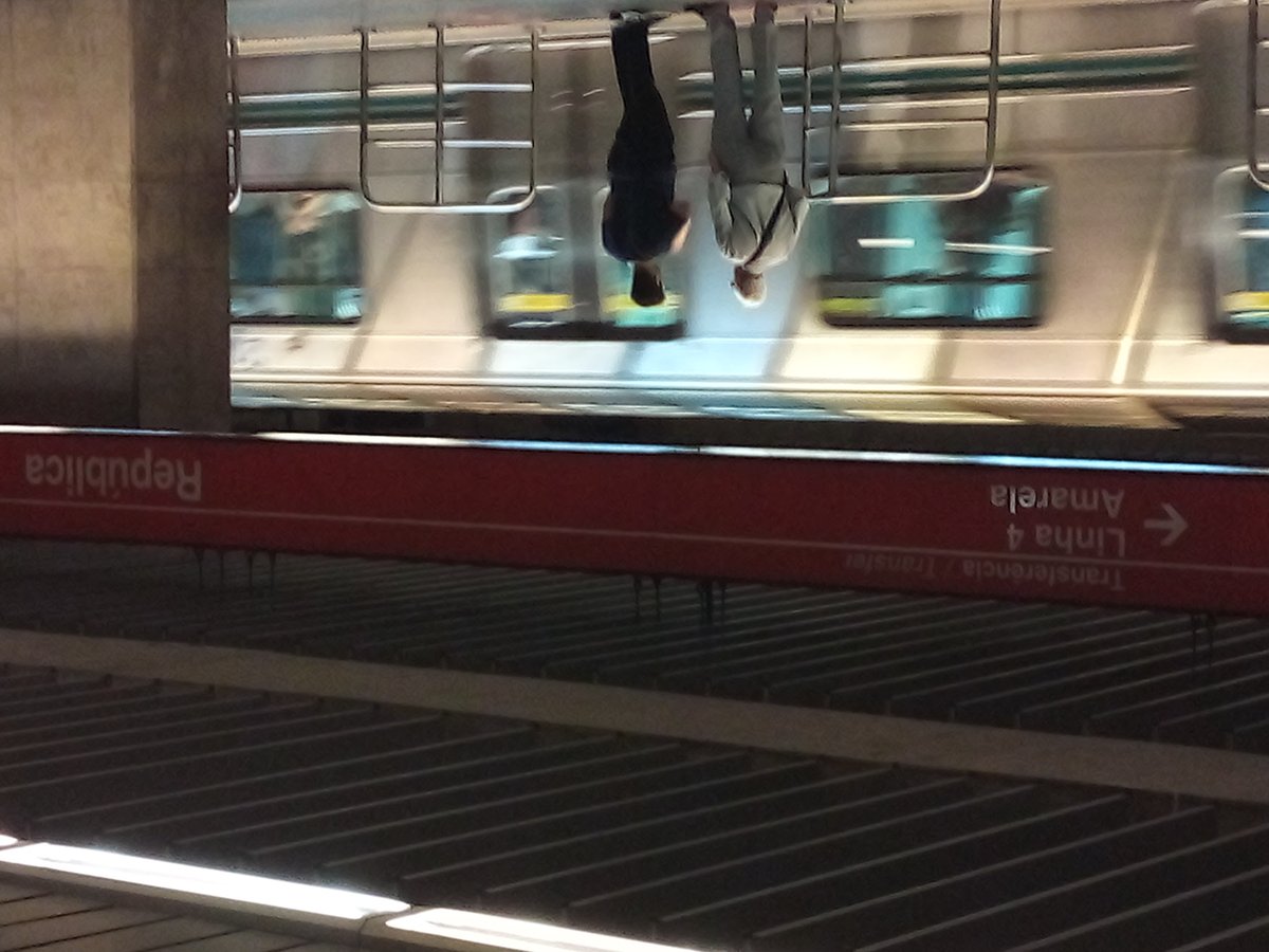 Train passing through República Station platform on Line 3-Red of São Paulo Metro