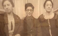 Black and white photograph of young Alfonso Xesús Castelao and his sisters Teresa and Xosefina around 1927