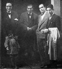 Alfonso Daniel Rodríguez Castelao, Luís Seoane, Xosé Eiroa and Arturo Cuadrado standing in front of the consultation portal of Dr. José Barros Sanromán in Santiago de Compostela in 1932