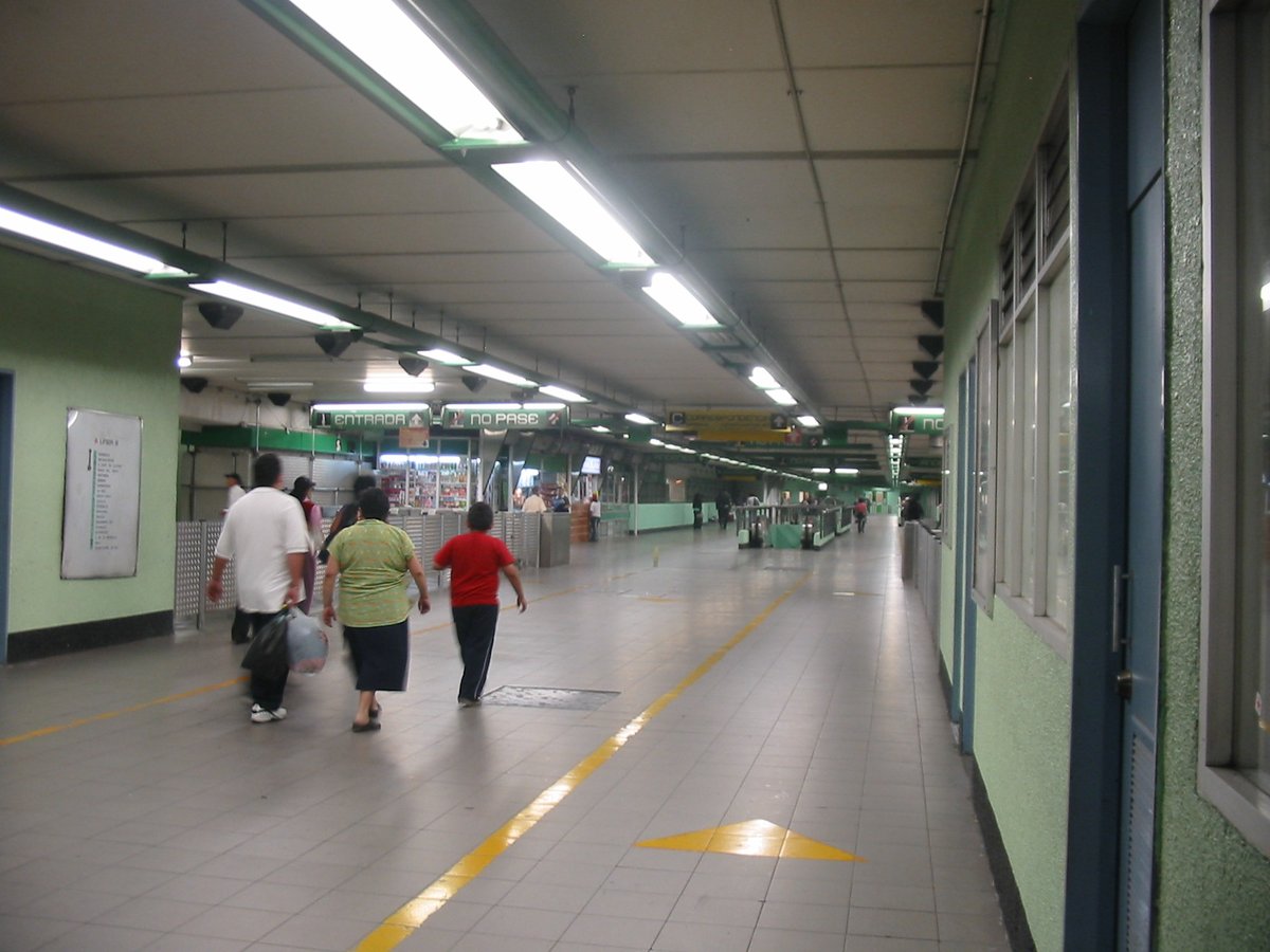 Metro Salto del Agua corridor connecting Lines 1 and 8 in Mexico City subway station
