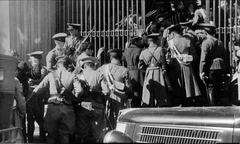 Nacistas capturados ingresan a la Caja del Seguro en la Universidad de Chile el 5 de septiembre de 1938