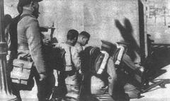 Soldiers of Regimiento Buin near the University of Chile and Caja de Seguro Obrero during the Seguro Obrero massacre opening fire with a machine gun in the foreground