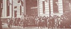Entrance of the Seguro Obrero building surrounded by Carabineros officers in 1938