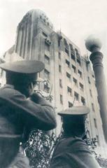 Carabineros aiming at the Seguro Obrero building during the Seguro Obrero Massacre on September 5, 1938