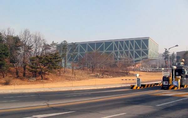 Seoul National University Museum of Art building exterior under clear sky
