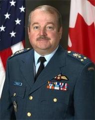 Official portrait of Lieutenant-General Eric A. Rick Findley in military uniform
