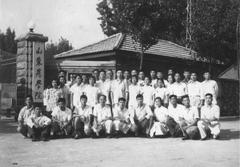 Group photo of teachers at Jinan Hongjialou campus site from 1952 to 1958