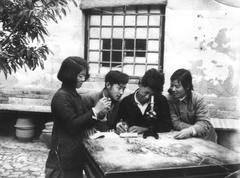 1957-1958 farmers guided to use microscopes at Shandong Agricultural Academy