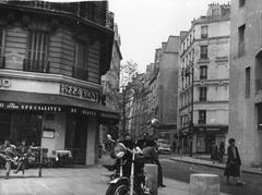 Black and white photo of Rue de la Verrerie street corner with Pizza Sant'Antonio in Paris 1981