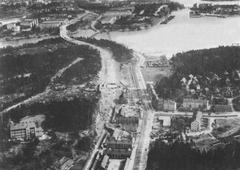 View over present-day Alviksplan and the ramp to Tranebergsbron bridge with Brommabiografen cinema still standing and old emergency housing demolished