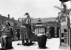 Historical view of Grauman's Egyptian Theatre courtyard in Hollywood in 1923