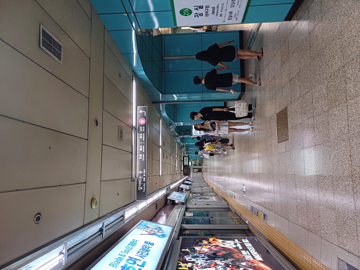 Jamsil Station platform of Seoul Subway Line 2