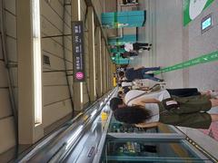8호선 잠실역 승강장 with trains at the platform