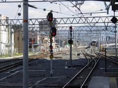 Track layout inside Hanaten Station showing junction between Katamachi Line and Osaka Higashi Line